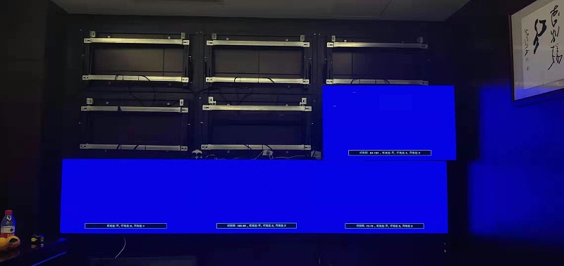 百佳華無(wú)縫拼接屏項(xiàng)目前維護(hù)液壓支架掛屏安裝效果圖