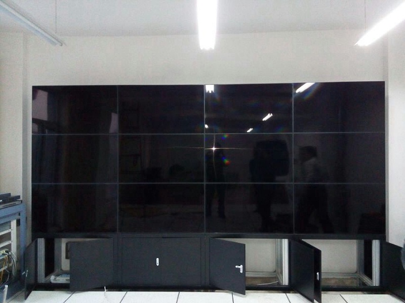 甘肅天?？h食品藥品監(jiān)督管理局46寸3X4現(xiàn)場安裝