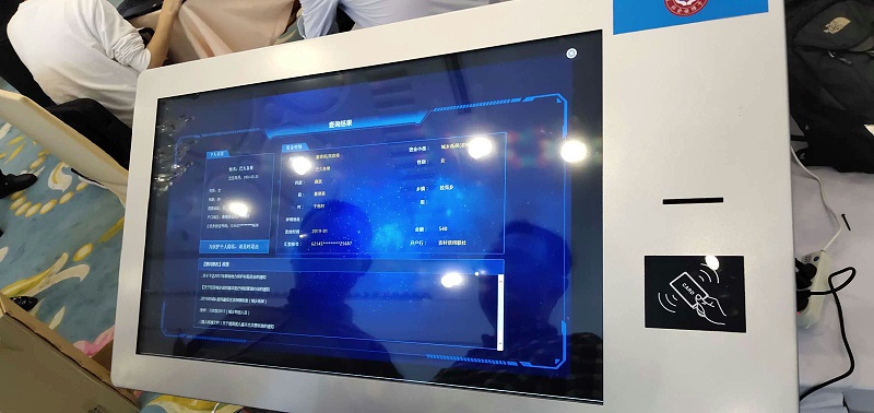 參展人員現(xiàn)場(chǎng)電子社?？w驗(yàn)